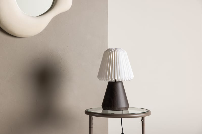 FJÄLLEN Bordslampa 33 cm Brun - VIND - Sängbordslampa - Fönsterlampa på fot - Sovrumslampa - Bordslampor & bordsbelysning