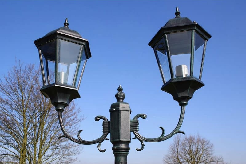 Trädgårdslampa 2 armar 230 cm mörkgrön/svart aluminium - Grön - Belysning - Utomhusbelysning - Stolplyktor & grindlyktor