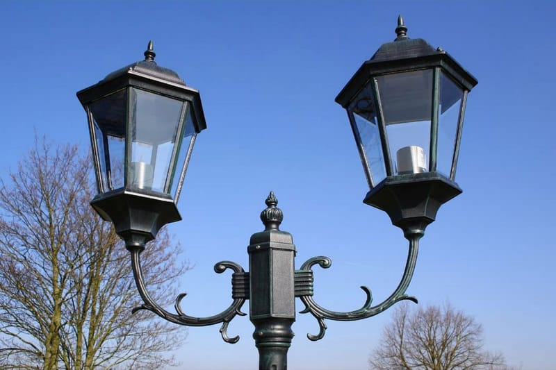 Trädgårdslampa 2 armar 230 cm mörkgrön/svart aluminium - Grön - Stolplyktor & grindlyktor