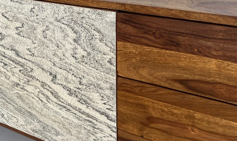 Jesvik Skänk 175x71x40 cm i massivt sheeshamträ med fronter i stenlook - vit och naturligt trä - Förvaring - Förvaringsmöbler - Skänkar & sideboards