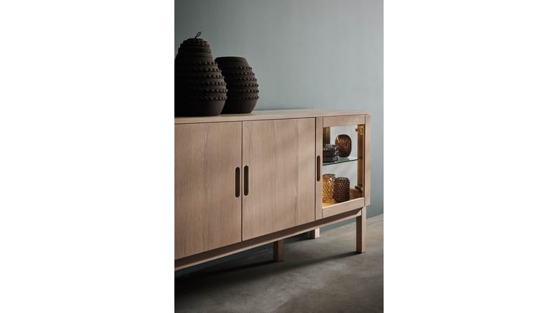 Sideboard Odlund med Glasdörr & Belysning - Vitpigmenterad ekfaner - Förvaring - Förvaringsmöbler - Skänkar & sideboards