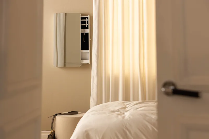 Rogue Smyckesskåp med Spegel - Vit - Förvaring - Småförvaring - Smyckesförvaring - Smyckesskåp