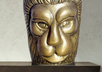 Kervik Dekorationsvas 21 cm med lejonhuvud i aluminium - guld - Inredning & dekor - Dekor & inredningsdetaljer - Kruka & ytterkruka