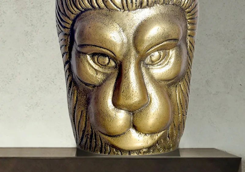 Kervik Dekorationsvas 21 cm med lejonhuvud i aluminium - guld - Inredning & dekor - Dekor & inredningsdetaljer - Kruka & ytterkruka