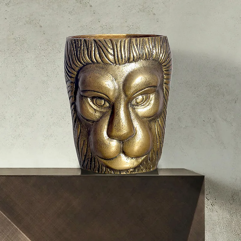Kervik Dekorationsvas 21 cm med lejonhuvud i aluminium - guld - Inredning & dekor - Dekor & inredningsdetaljer - Kruka & ytterkruka