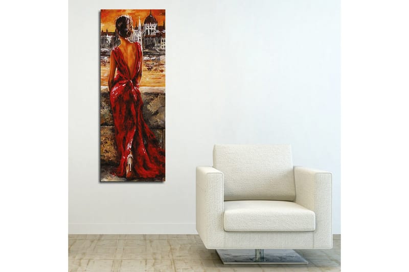 Canvastavla 30x80 cm - Kvinna i röd klänning som blickar ut över en stad vid solnedgången - Röd / Orange / Beige - Inredning & dekor - Tavlor & konst - Canvastavla