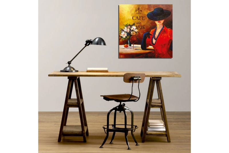Canvastavla 45x45 cm - Elegant kvinna med hatt och röd klänning vid ett cafébord - Röd / Svart / Vit - Inredning & dekor - Tavlor & konst - Canvastavla