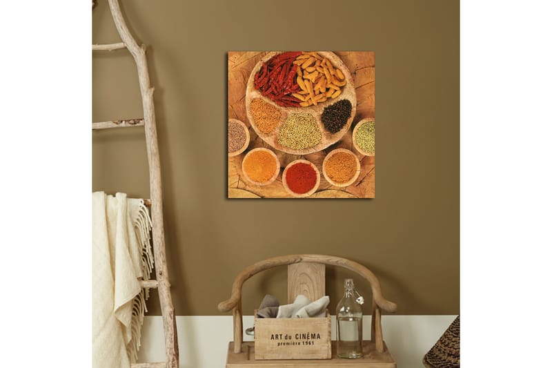Canvastavla 45x45 cm - Färgglad samling av kryddor och örter på en rund tallrik - Röd / Gul / Brun - Inredning & dekor - Tavlor & konst - Canvastavla