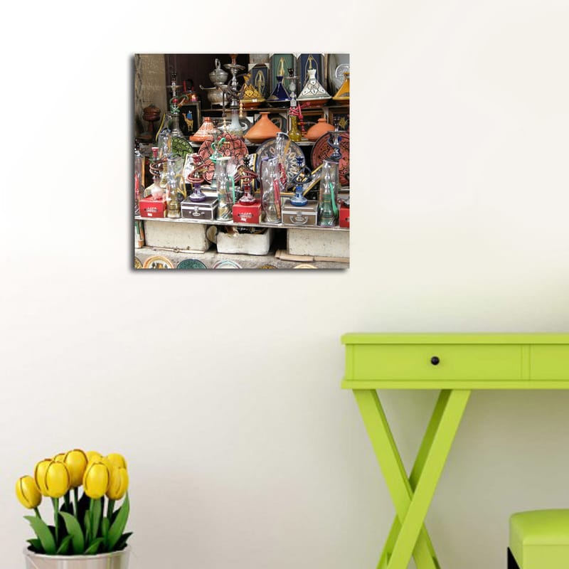 Canvastavla 45x45 cm - Färgglada hantverk och dekorativa föremål i en marknadsställning - Röd / Grön / Orange - Inredning & dekor - Tavlor & konst - Canvastavla