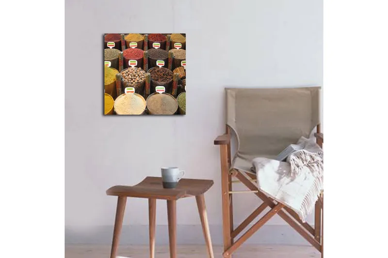 Canvastavla 45x45 cm - Färgglada kryddburkar i en marknadsställning - Röd / Gul / Brun - Inredning & dekor - Tavlor & konst - Canvastavla