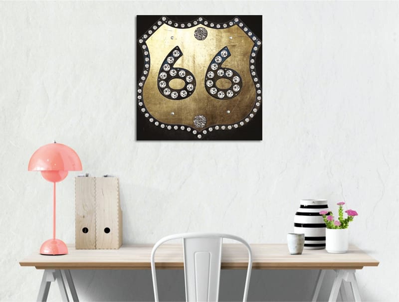 Canvastavla 45x45 cm - Gyllene skylt med nummer 66 prydd med glittrande stenar - Guld / Svart - Inredning & dekor - Tavlor & konst - Canvastavla