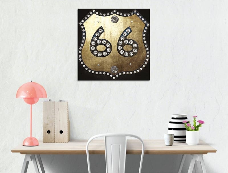 Canvastavla 45x45 cm - Gyllene skylt med nummer 66 prydd med glittrande stenar - Guld / Svart - Inredning & dekor - Tavlor & konst - Canvastavla