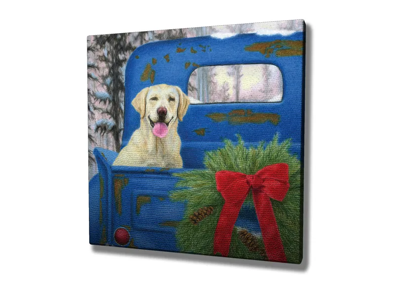 Canvastavla 45x45 cm - Hund i en gammal blå bil med julkrans och röd rosett - Blå / Grön / Röd - Inredning & dekor - Tavlor & konst - Canvastavla