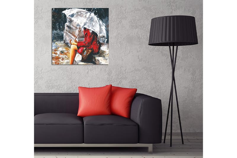 Canvastavla 45x45 cm - Kvinna i röd kappa som sitter under ett paraply i regnet - Röd / Grå / Beige - Inredning & dekor - Tavlor & konst - Canvastavla