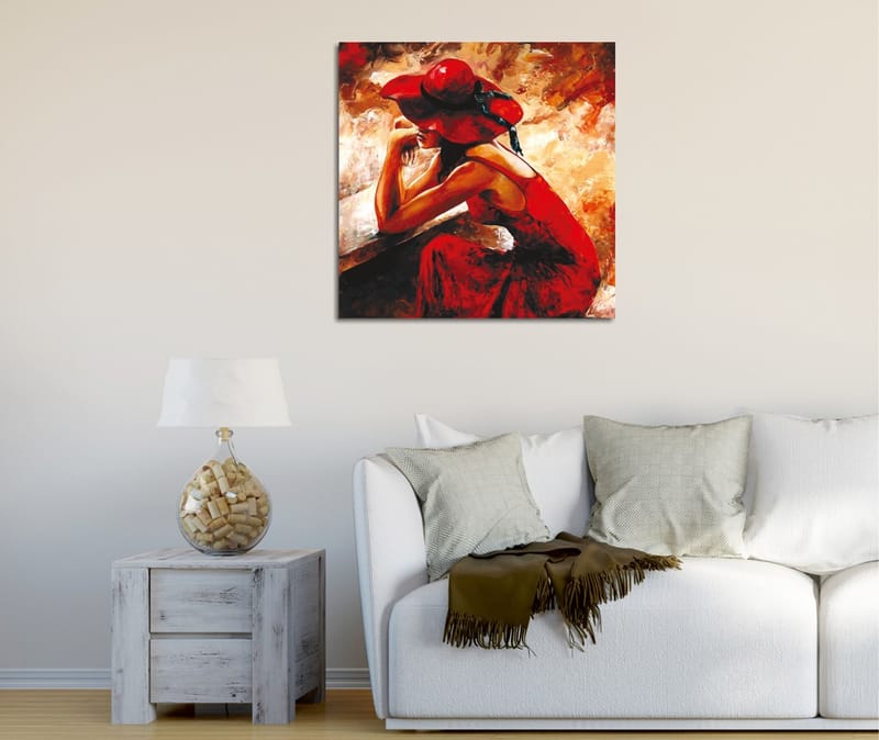 Canvastavla 45x45 cm - Kvinna i röd klänning med röd hatt som lutar sig mot en bänk - Röd / Beige / Svart - Inredning & dekor - Tavlor & konst - Canvastavla