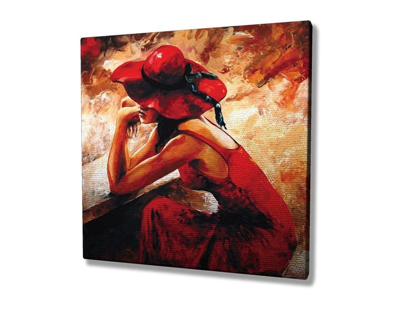 Canvastavla 45x45 cm - Kvinna i röd klänning med röd hatt som lutar sig mot en bänk - Röd / Beige / Svart - Inredning & dekor - Tavlor & konst - Canvastavla