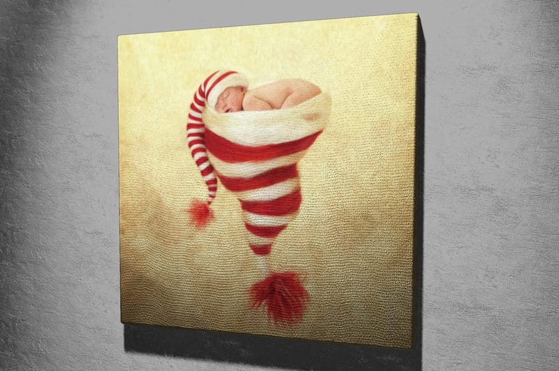 Canvastavla 45x45 cm - Nyfödd baby i en julig mössa med röd-vita ränder - Röd / Vit / Beige - Inredning & dekor - Tavlor & konst - Canvastavla