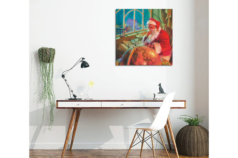 Canvastavla 45x45 cm - Reflekterande jultomte vid ett skrivbord med en glob och papper - Röd / Grön / Beige - Inredning & dekor - Tavlor & konst - Canvastavla