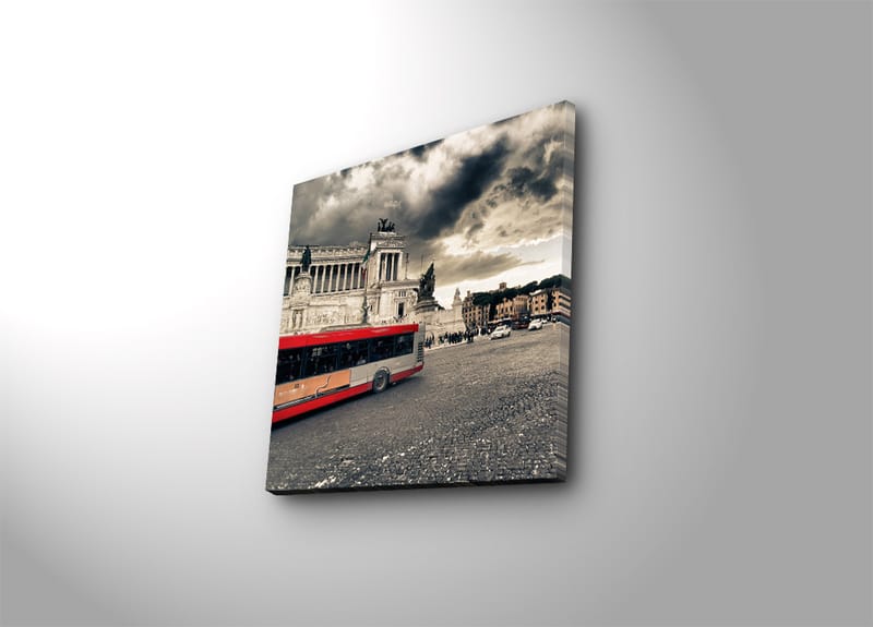 Canvastavla 45x45 cm - Röd stadsbuss på en torg med historisk arkitektur och dramatiska moln - Röd / Grå / Beige - Inredning & dekor - Tavlor & konst - Canvastavla