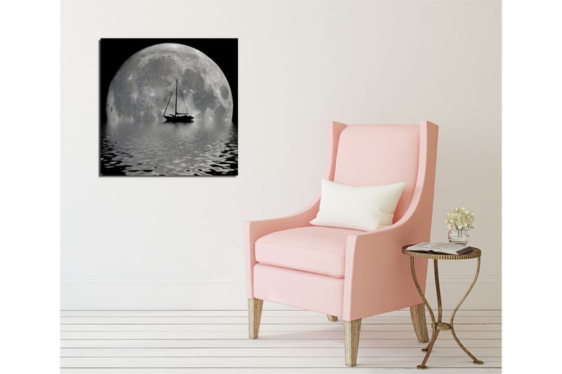 Canvastavla 45x45 cm - Storslagen fullmåne som speglas i vattnet med en segelbåt i förgrunden - Grå / Svart - Inredning & dekor - Tavlor & konst - Canvastavla