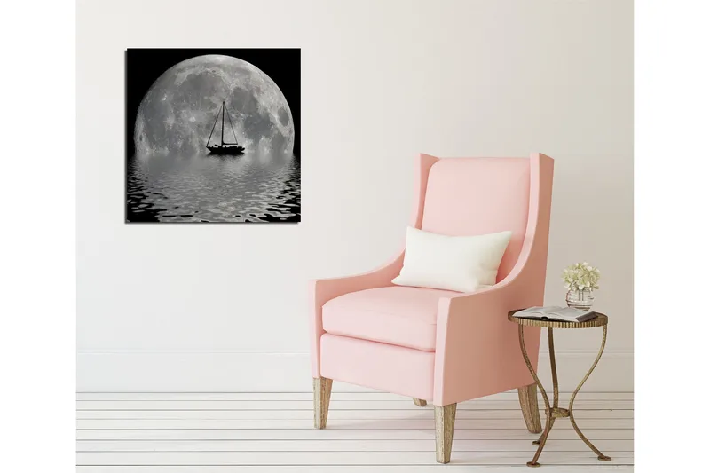 Canvastavla 45x45 cm - Storslagen fullmåne som speglas i vattnet med en segelbåt i förgrunden - Grå / Svart - Inredning & dekor - Tavlor & konst - Canvastavla