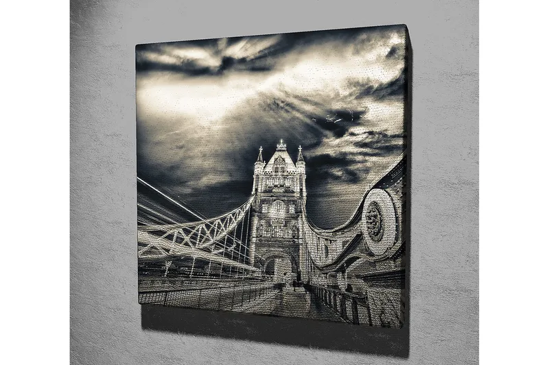 Canvastavla 45x45 cm - Svartvit bild av Tower Bridge med dramatiska moln i bakgrunden - Svart / Vit / Grå - Inredning & dekor - Tavlor & konst - Canvastavla