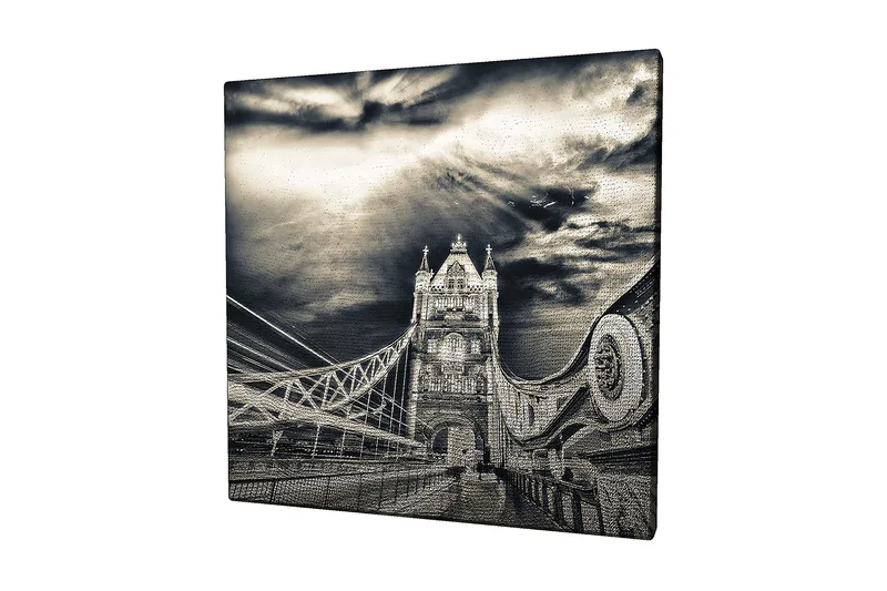 Canvastavla 45x45 cm - Svartvit bild av Tower Bridge med dramatiska moln i bakgrunden - Svart / Vit / Grå - Inredning & dekor - Tavlor & konst - Canvastavla