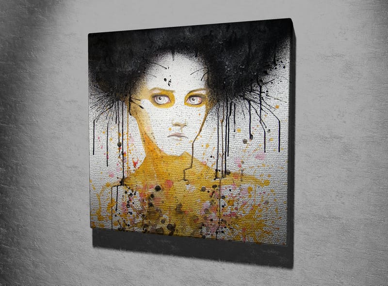 Canvastavla 45x45 cm - Porträtt av en kvinna med svart hår och en gul bakgrund - Svart / Gul / Vit - Inredning & dekor - Tavlor & konst - Canvastavla