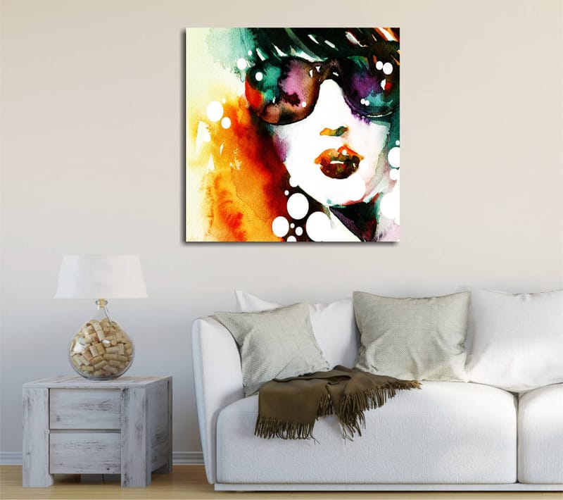 Canvastavla 45x45 cm - Porträtt av en kvinna med solglasögon och färgglad bakgrund - Grön / Orange / Lila - Inredning & dekor - Tavlor & konst - Canvastavla