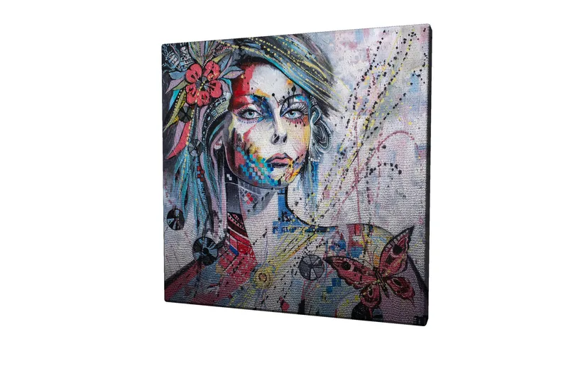 Canvastavla 45x45 cm - Porträtt av en kvinna med färgglada detaljer och fjärilar - Rosa / Blå / Grön - Inredning & dekor - Tavlor & konst - Canvastavla