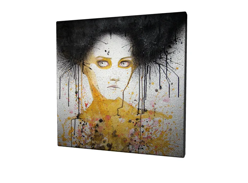 Canvastavla 45x45 cm - Porträtt av en kvinna med svart hår och en gul bakgrund - Svart / Gul / Vit - Inredning & dekor - Tavlor & konst - Canvastavla