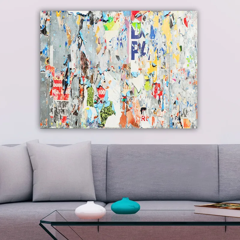 Canvastavla 70x100 cm - Abstrakt komposition av färgglada, slitna affischer och klistermärken som skapar en dynamisk och texturerad yta, Grå / Blå / Orange