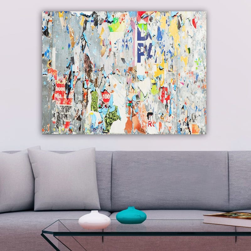 Canvastavla 70x100 cm - Abstrakt komposition av färgglada, slitna affischer och klistermärken som skapar en dynamisk och texturerad yta, Grå / Blå / Orange