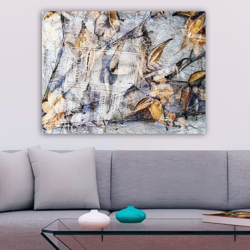 Canvastavla 70x100 cm - Abstrakt komposition av löv och tidningspapper som skapar en känsla av natur och tidens gång - Grå / Beige / Brun - Inredning & dekor - Tavlor & konst - Canvastavla