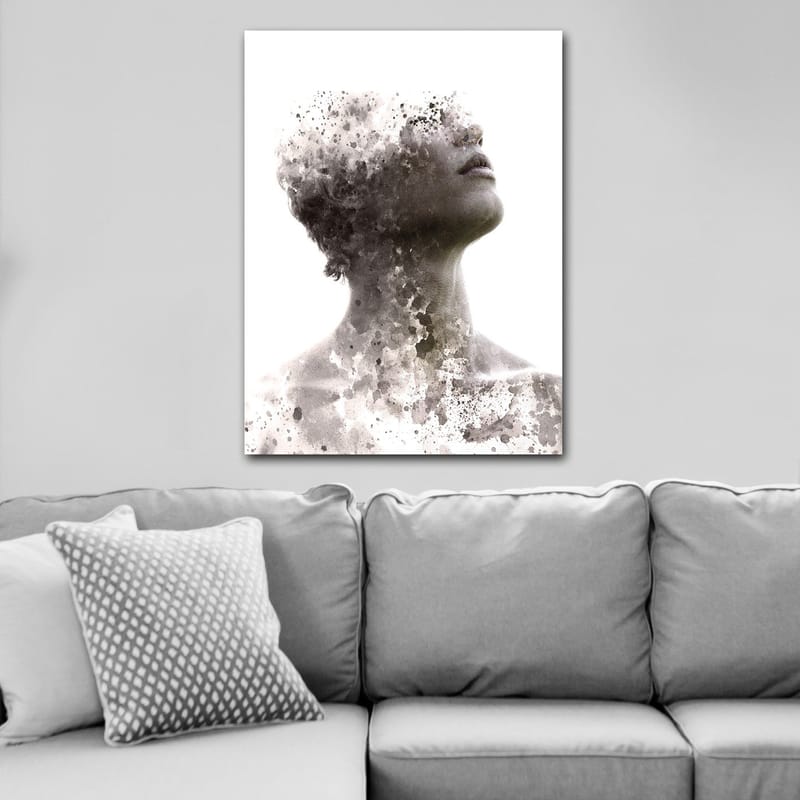 Canvastavla 70x100 cm - Abstrakt porträtt av en person där ansiktet gradvis försvinner i en dimma av färg och form - Grå / Svart / Vit - Inredning & dekor - Tavlor & konst - Canvastavla