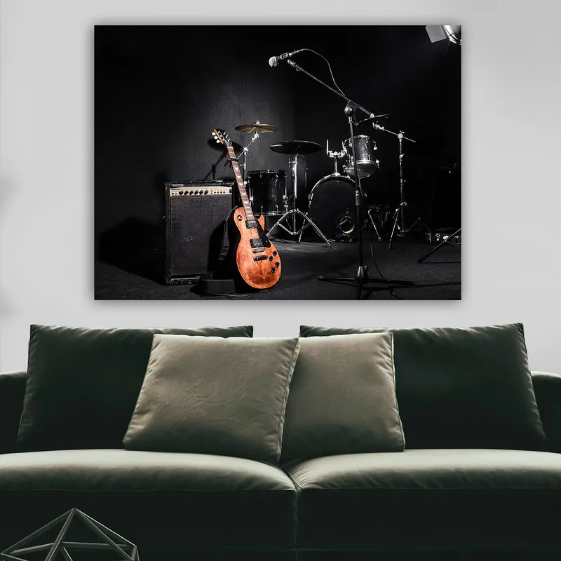 Canvastavla 70x100 cm - Akustisk gitarr och trummor i en musikstudio - Brun / Svart / Silver - Inredning & dekor - Tavlor & konst - Canvastavla