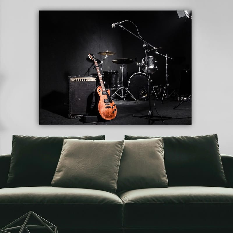 Canvastavla 70x100 cm - Akustisk gitarr och trummor i en musikstudio - Brun / Svart / Silver - Inredning & dekor - Tavlor & konst - Canvastavla