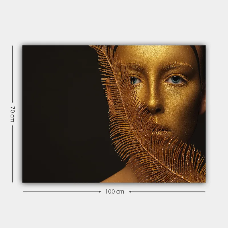Canvastavla 70x100 cm - Ansiktsporträtt med en gyllene yta och blå ögon, omgiven av en dekorativ fjäderliknande struktur - Guld / Blå - Inredning & dekor - Tavlor & konst - Canvastavla