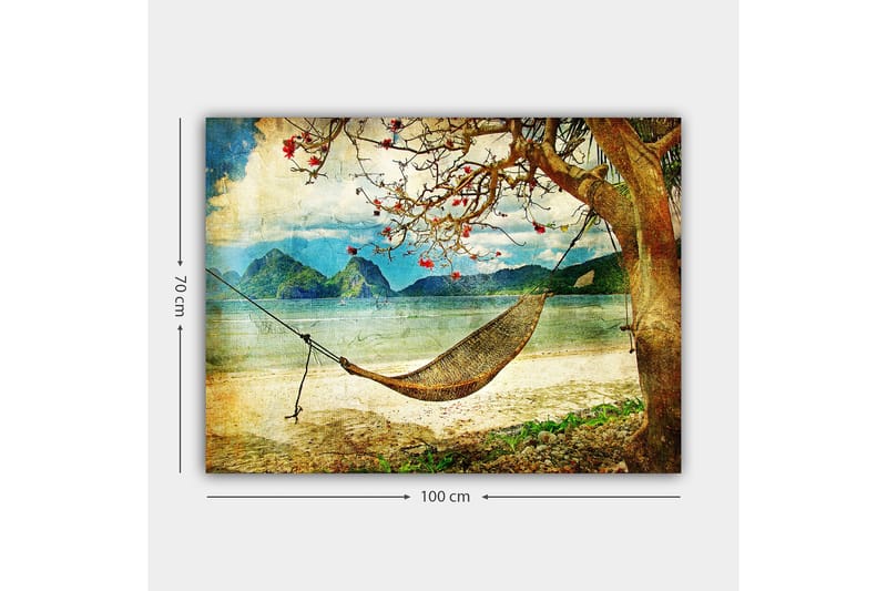 Canvastavla 70x100 cm - Avkopplande hängmatta hängande mellan trädgrenar vid en vacker strand med fjärran berg i bakgrunden - Grön / Brun / Blå - Inredning & dekor - Tavlor & konst - Canvastavla