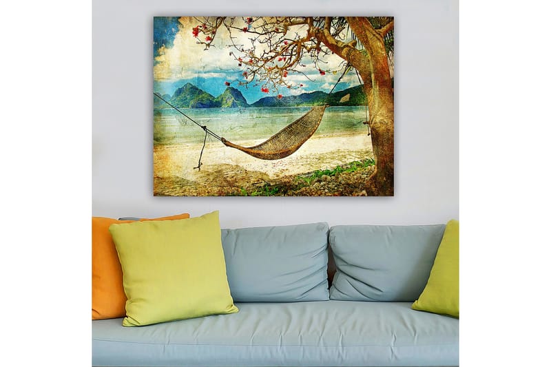 Canvastavla 70x100 cm - Avkopplande hängmatta hängande mellan trädgrenar vid en vacker strand med fjärran berg i bakgrunden - Grön / Brun / Blå - Inredning & dekor - Tavlor & konst - Canvastavla