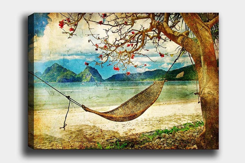 Canvastavla 70x100 cm - Avkopplande hängmatta hängande mellan trädgrenar vid en vacker strand med fjärran berg i bakgrunden - Grön / Brun / Blå - Inredning & dekor - Tavlor & konst - Canvastavla