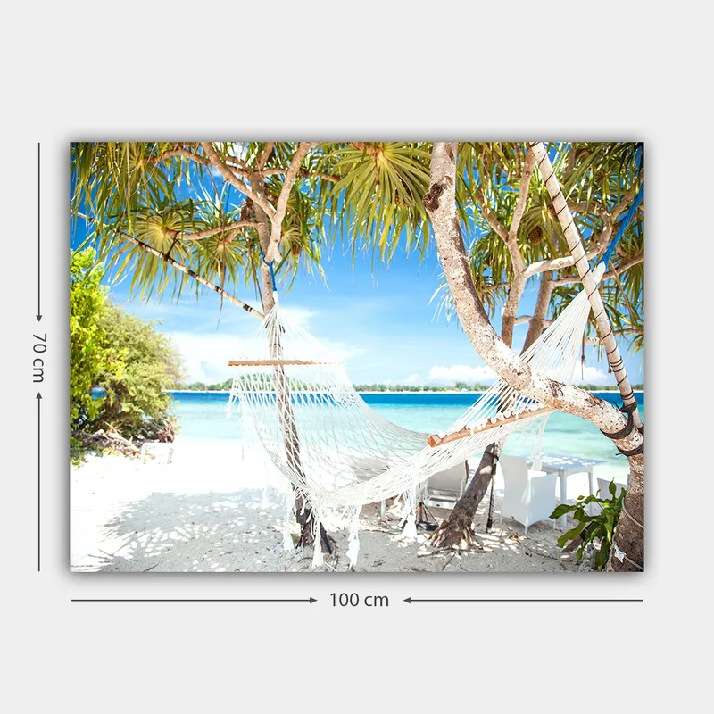 Canvastavla 70x100 cm - Avkopplande hängmatta mellan palmer vid en strand med turkost vatten och klarblå himmel - Vit / Blå / Grön - Inredning & dekor - Tavlor & konst - Canvastavla