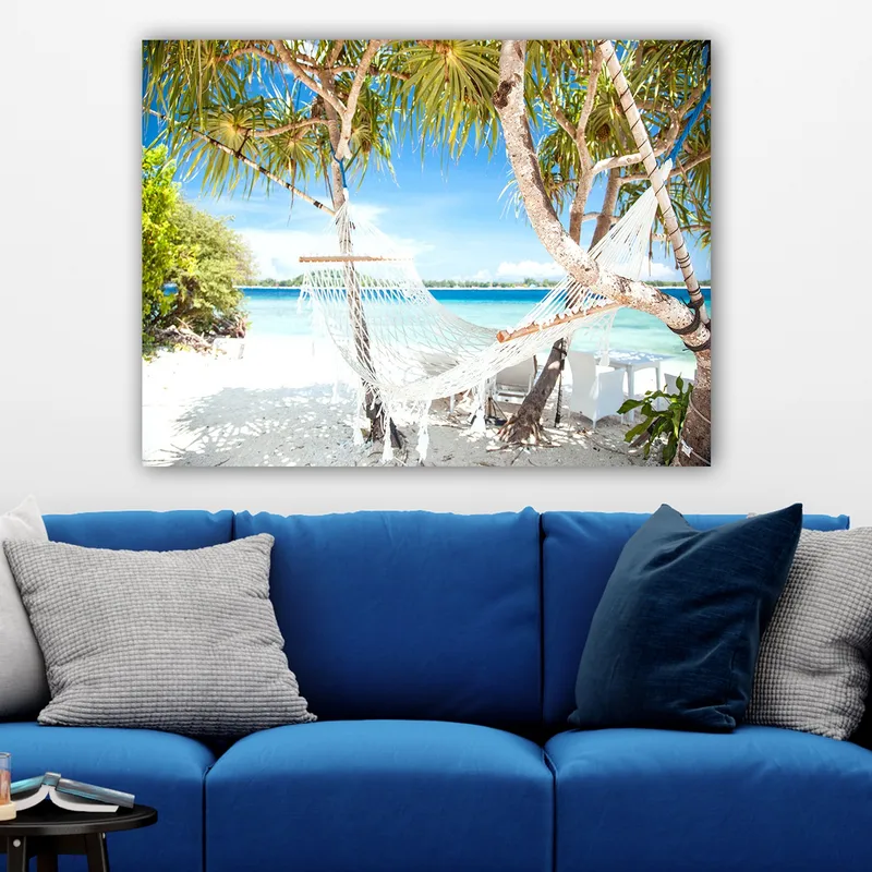 Canvastavla 70x100 cm - Avkopplande hängmatta mellan palmer vid en strand med turkost vatten och klarblå himmel - Vit / Blå / Grön - Inredning & dekor - Tavlor & konst - Canvastavla