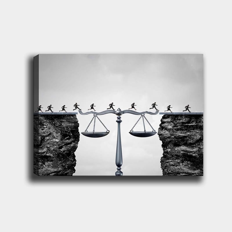 Canvastavla 70x100 cm - Balansvåg som symboliserar rättvisa, med små figurer som springer över en avgrund, Svart / Grå / Silver