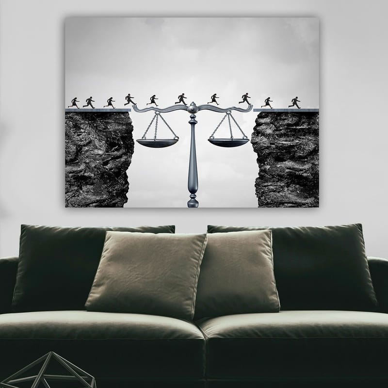 Canvastavla 70x100 cm - Balansvåg som symboliserar rättvisa, med små figurer som springer över en avgrund - Svart / Grå / Silver - Inredning & dekor - Tavlor & konst - Canvastavla