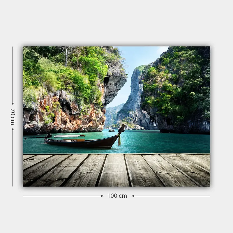 Canvastavla 70x100 cm - Båt ligger stilla vid en klippig strand omgiven av grönskande berg och klart vatten - Grön / Blå / Brun - Inredning & dekor - Tavlor & konst - Canvastavla