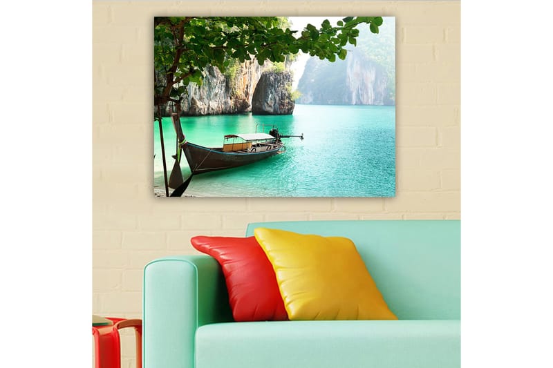 Canvastavla 70x100 cm - Båt ligger stilla vid en tropisk strand omgiven av klippor och klart turkost vatten - Turkos / Grön / Brun - Inredning & dekor - Tavlor & konst - Canvastavla