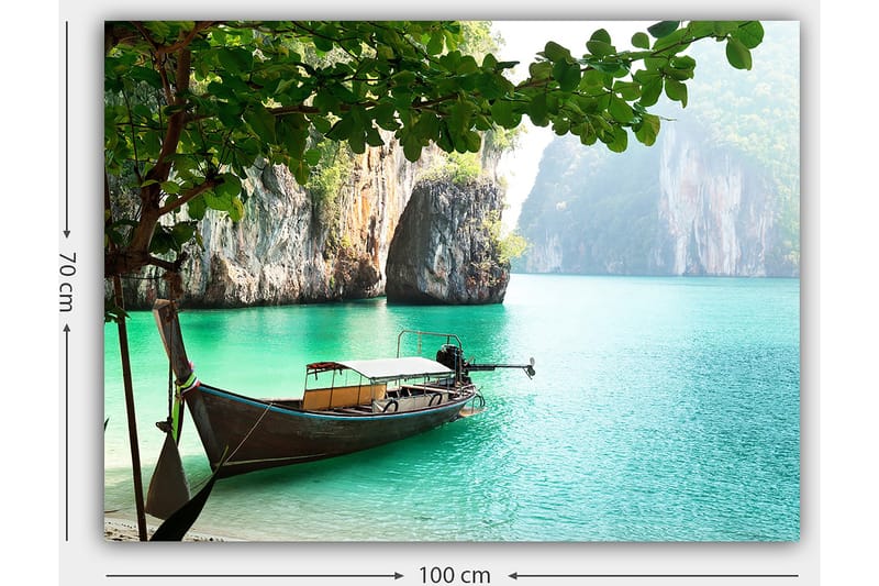 Canvastavla 70x100 cm - Båt ligger stilla vid en tropisk strand omgiven av klippor och klart turkost vatten - Turkos / Grön / Brun - Inredning & dekor - Tavlor & konst - Canvastavla