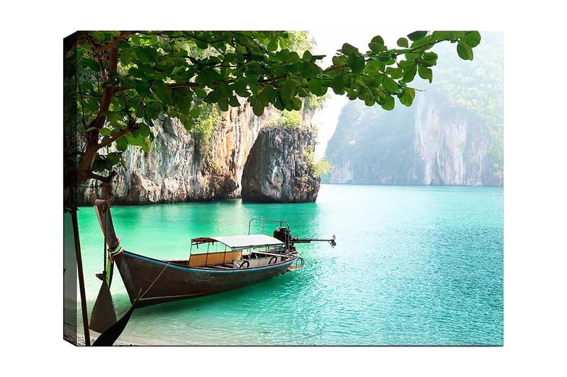 Canvastavla 70x100 cm - Båt ligger stilla vid en tropisk strand omgiven av klippor och klart turkost vatten, Turkos / Grön / Brun