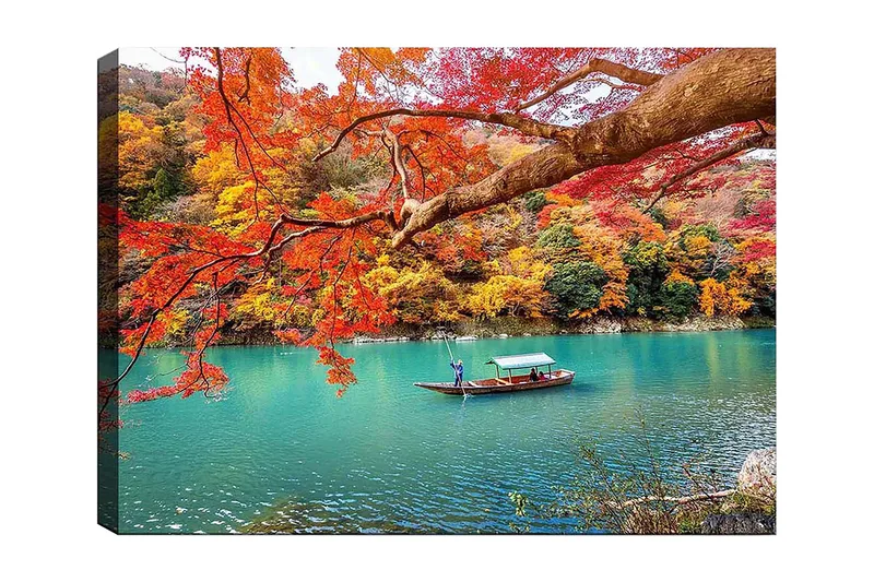 Canvastavla 70x100 cm - Båt som glider fram i en turkos sjö omgiven av färgglada höstlöv, Röd / Gul / Turkos